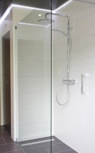 Bodengleiche Dusche mit Glasabtrennung